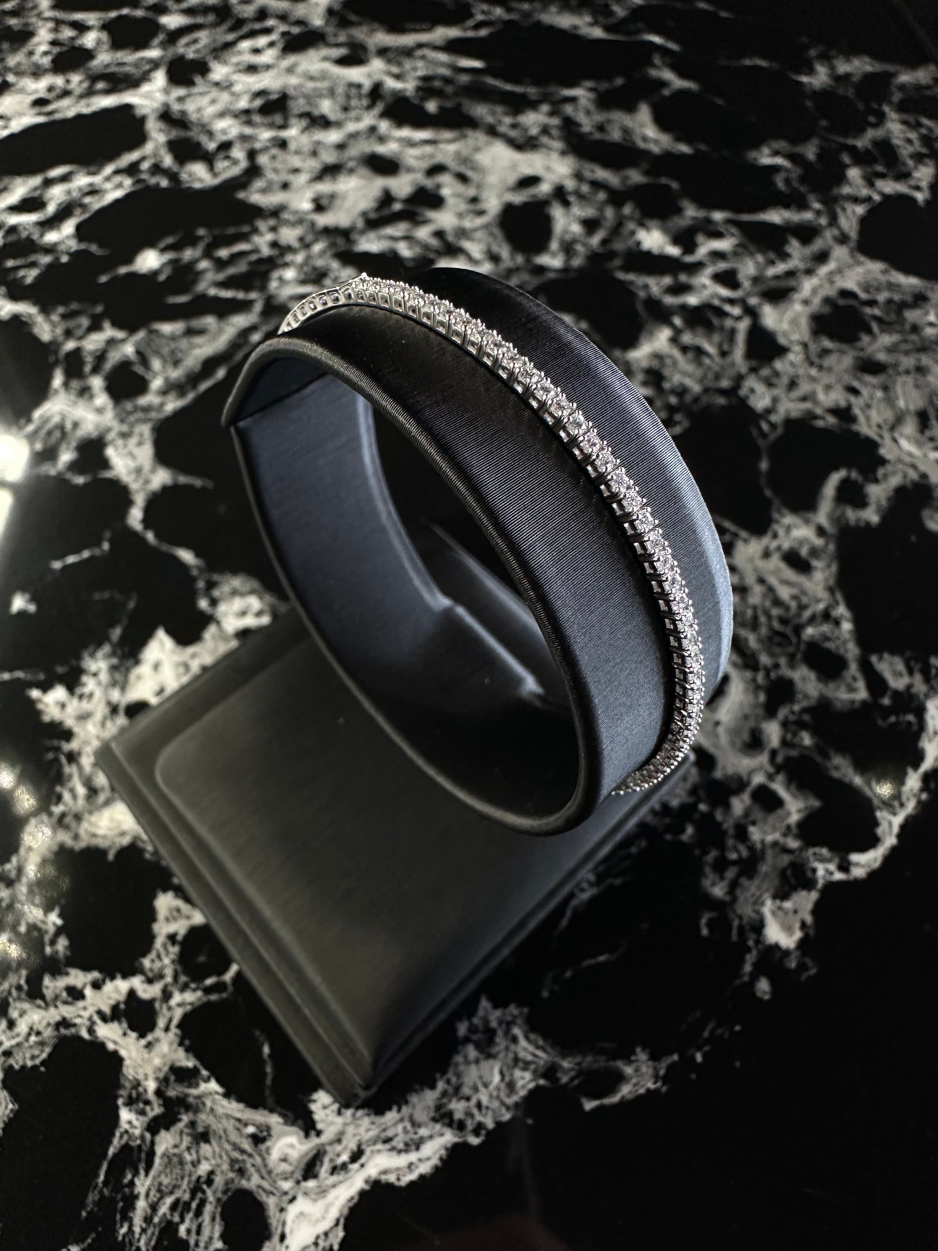 NATURAL DIAMOND SINGLE ROW FLEX BANGLE 14K