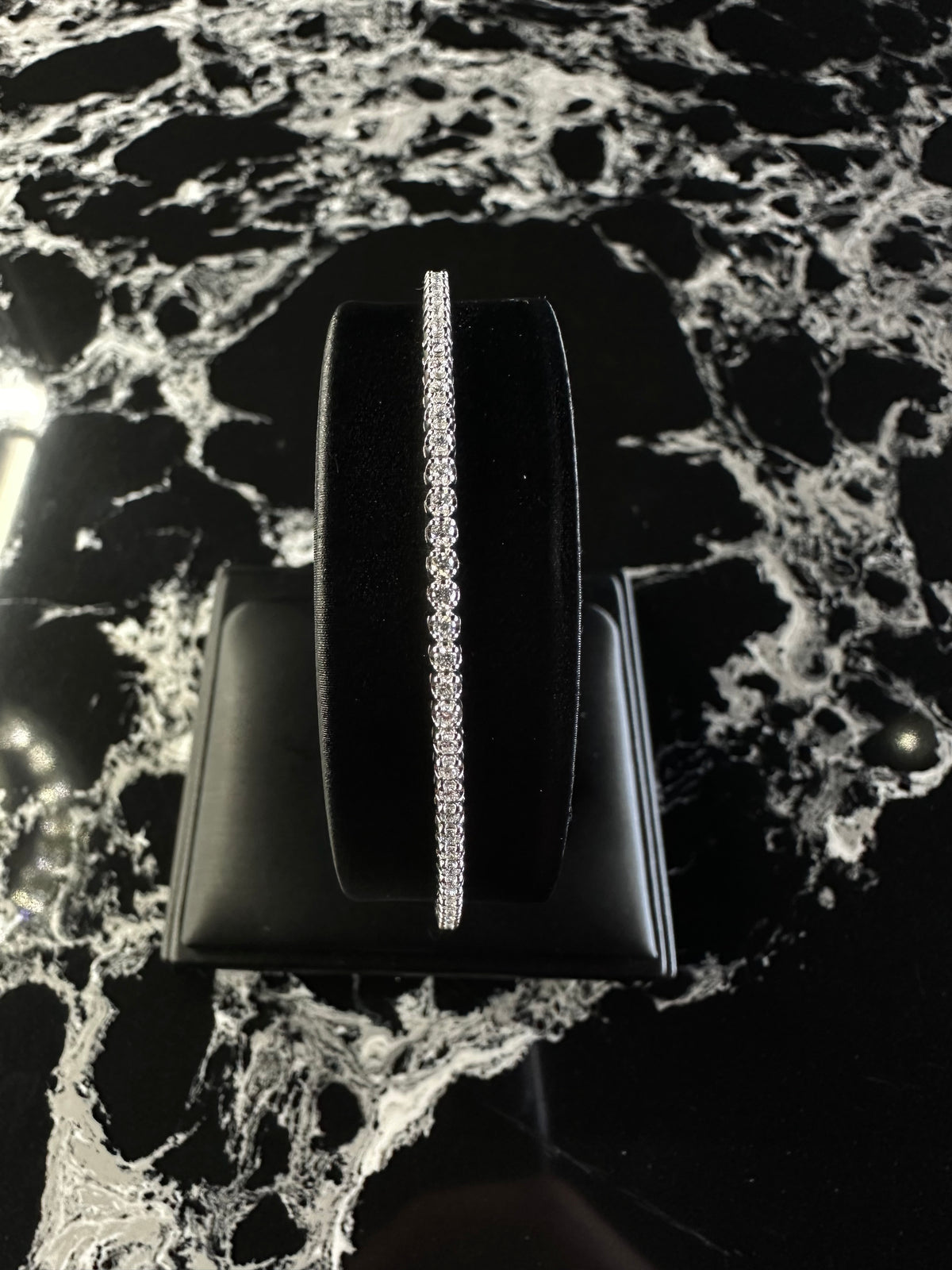 NATURAL DIAMOND SINGLE ROW BANGLE 14K