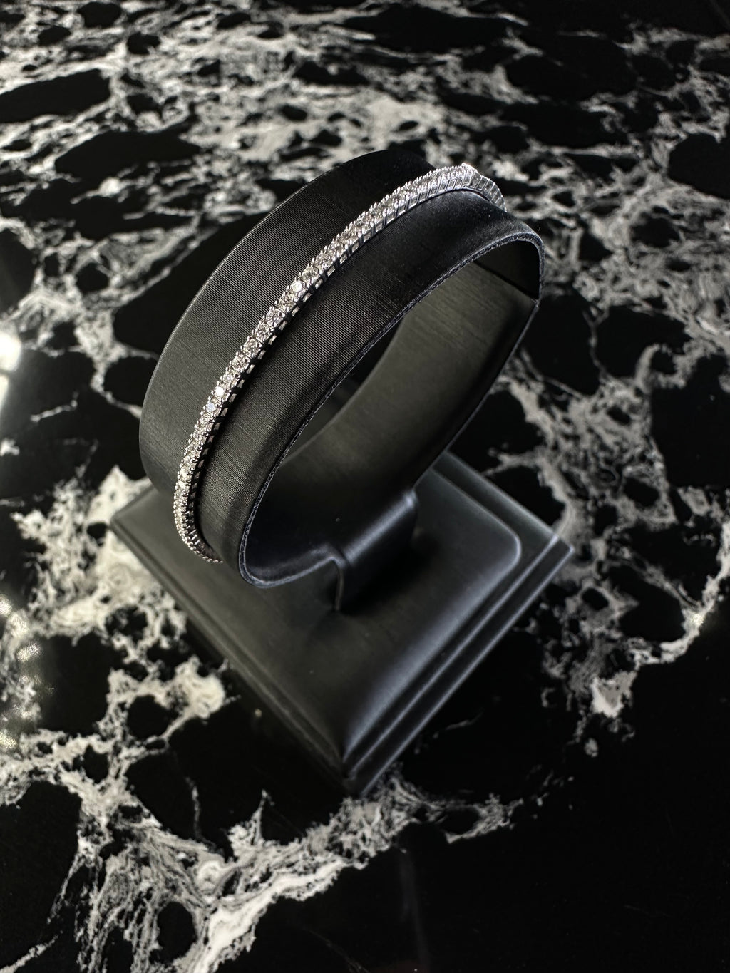 NATURAL DIAMOND SINGLE ROW FLEX BANGLE 14K