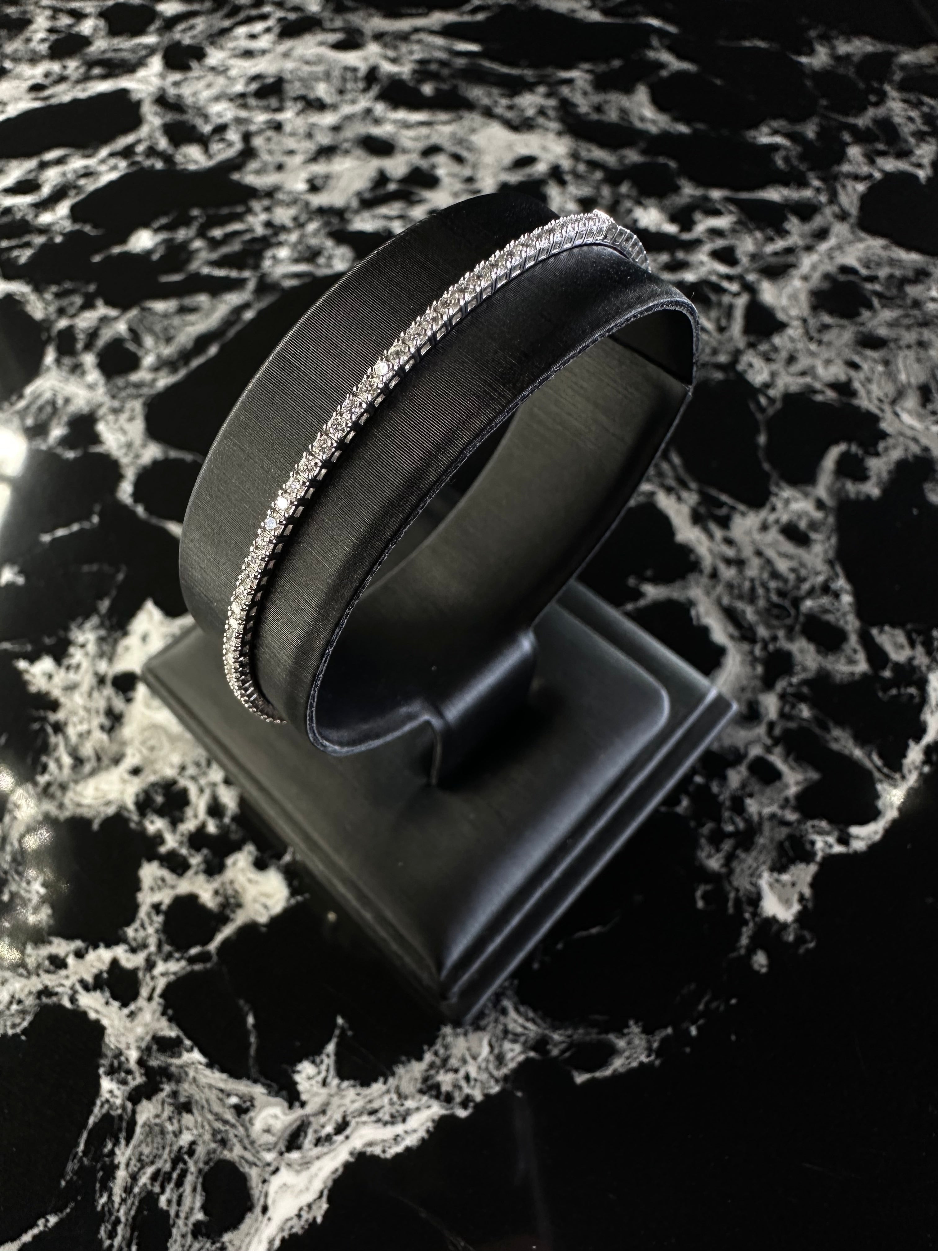 NATURAL DIAMOND SINGLE ROW FLEX BANGLE 14K