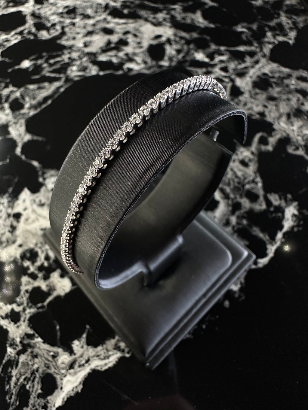 NATURAL DIAMOND SINGLE ROW BANGLE 14K