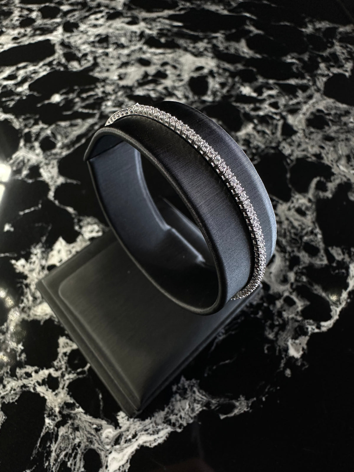 NATURAL DIAMOND SINGLE ROW FLEX BANGLE 14K