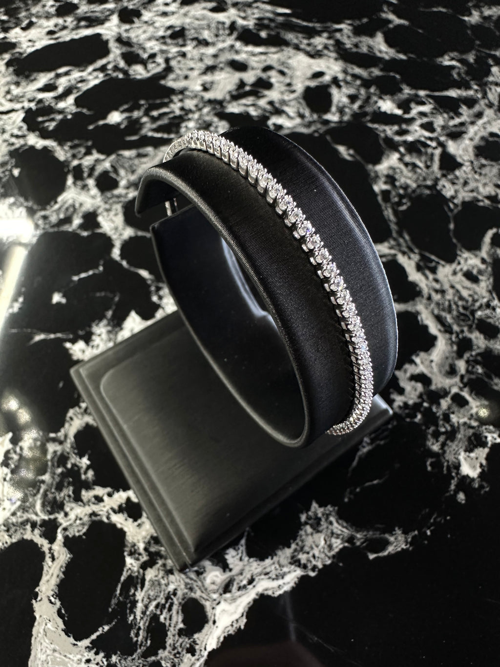 NATURAL DIAMOND SINGLE ROW BANGLE 14K