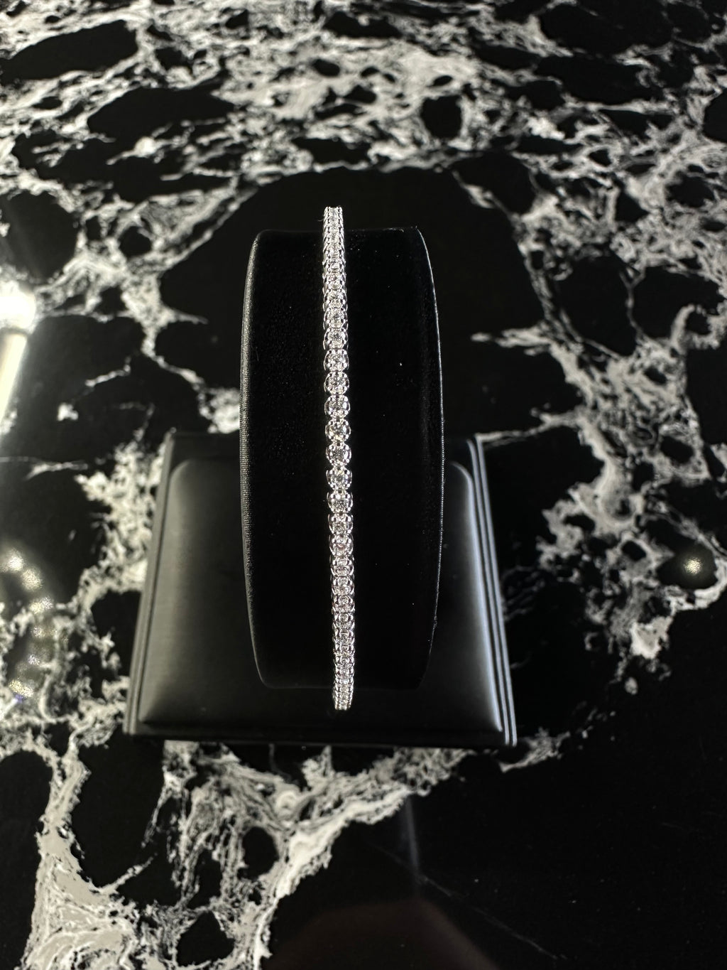 NATURAL DIAMOND SINGLE ROW BANGLE 14K