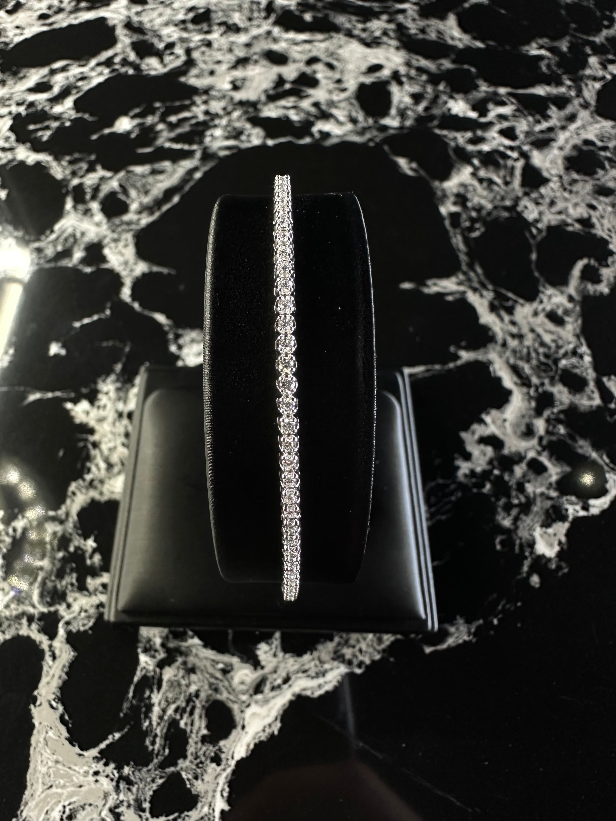 NATURAL DIAMOND SINGLE ROW BANGLE 14K