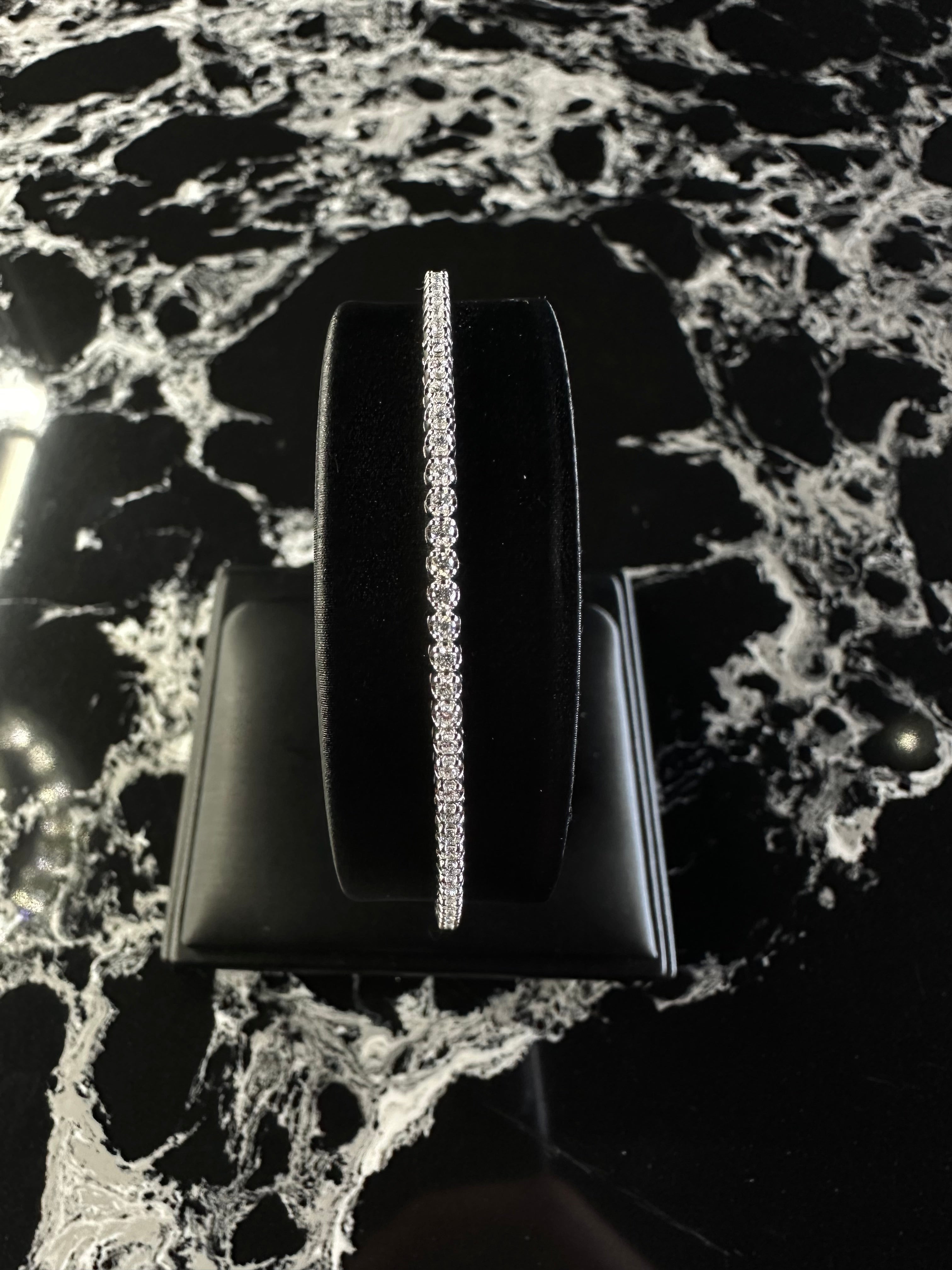 NATURAL DIAMOND SINGLE ROW BANGLE 14K